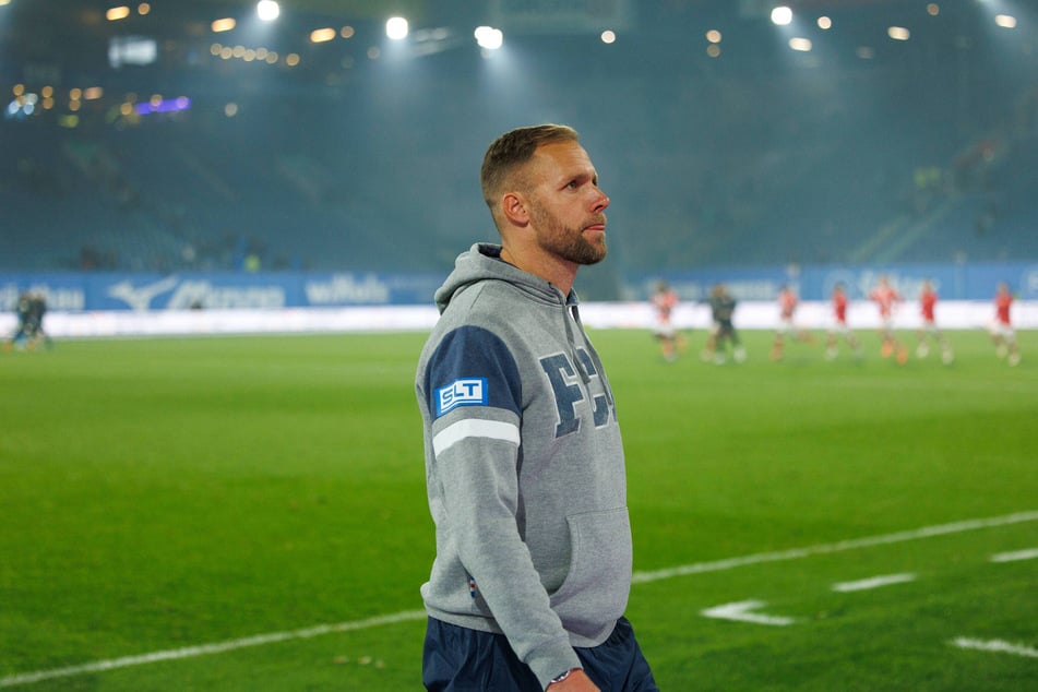 War's das für mich? Daniel Brinkmann (39) schleicht nach der Derbypleite vom Feld.