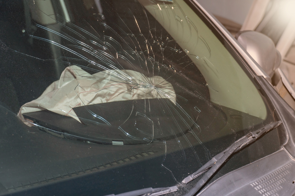 Am angegriffenen Auto entstand ein hoher Sachschaden. (Symbolbild)