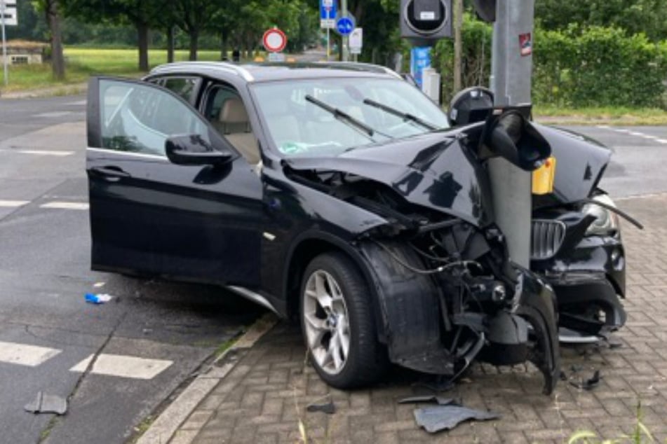 Die Nummernschilder des verunfallten BMW wurden kurz nach dem Crash abmontiert und mitgenommen.