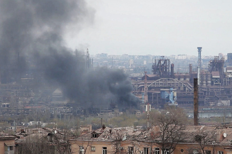 Die Stadt Mariupol und das dort befindliche Stahlwerk Azovstal sind nach russischen Angriffen massiv beschädigt.