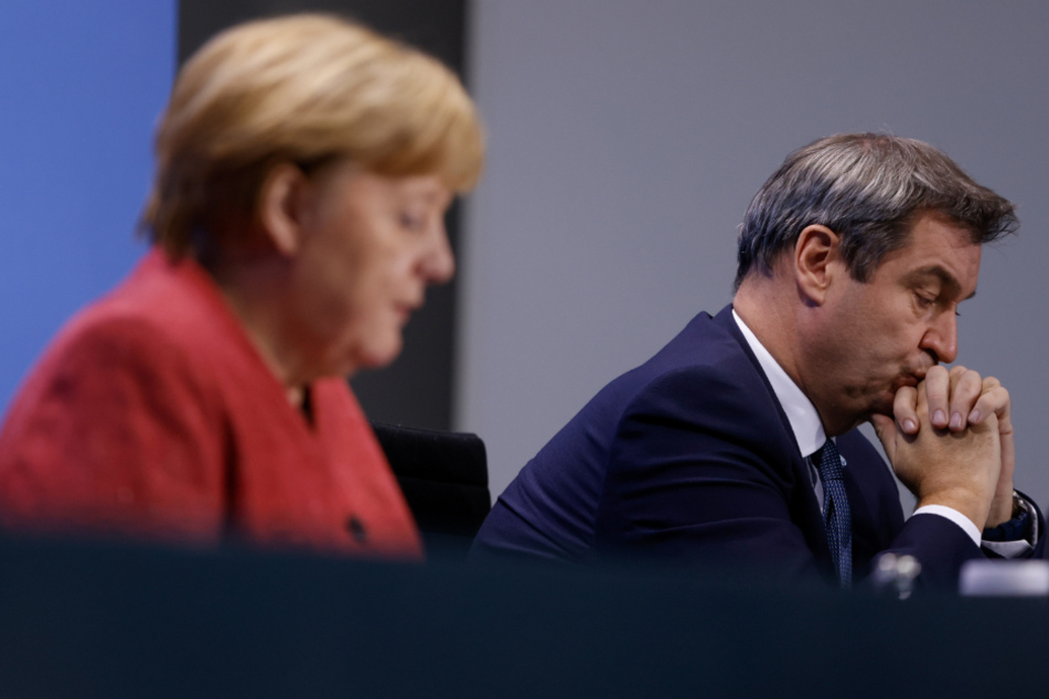 Bundeskanzlerin Angela Merkel (CDU) und Markus Söder (CSU, r), Ministerpräsident von Bayern, bei einer Pressekonferenz.