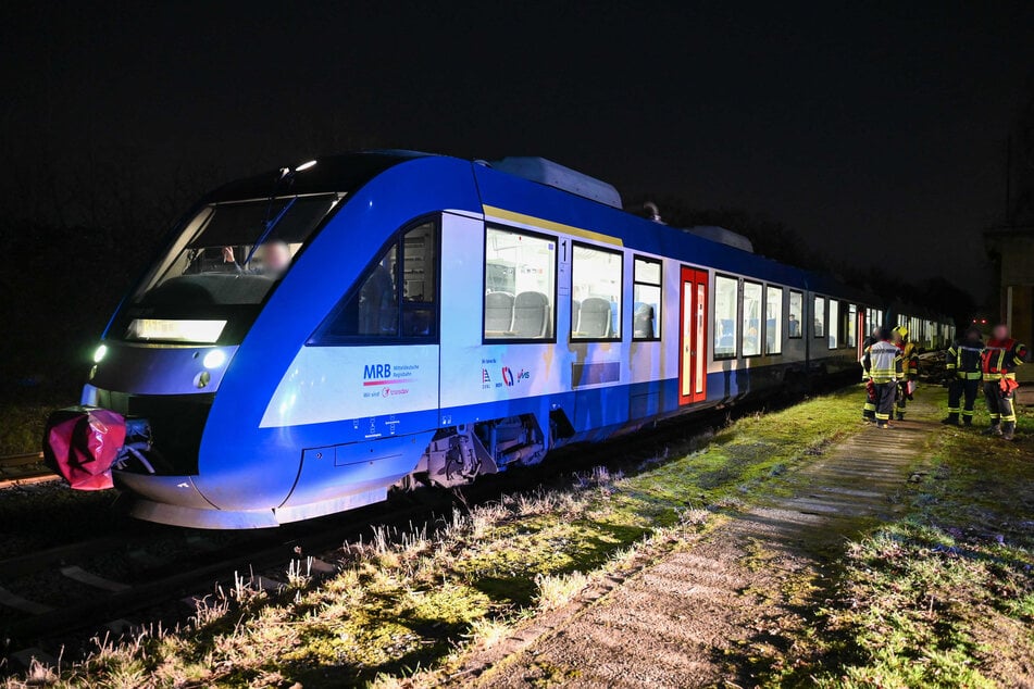 Der RE6 musste am gestrigen Mittwochabend am Bahnhof Cossen in Lunzenau (Landkreis Mittelsachsen) einen Nothalt einlegen. Ein Fahrgast hatte in der Toilettenkabine einen Mülleimer in Brand gesetzt.