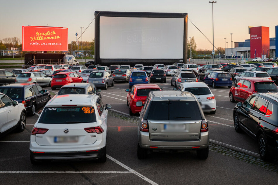 Der Parkplatz an der Messe wird seit fast zwei Wochen jeden Abend zum Autokino.