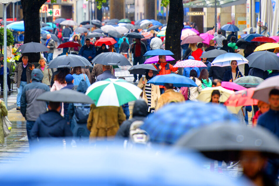 In Bayern müssen sich die Leute an diesem Wochenende auf Regen, Gewitter und zum Teil auf Unwetter einstellen.