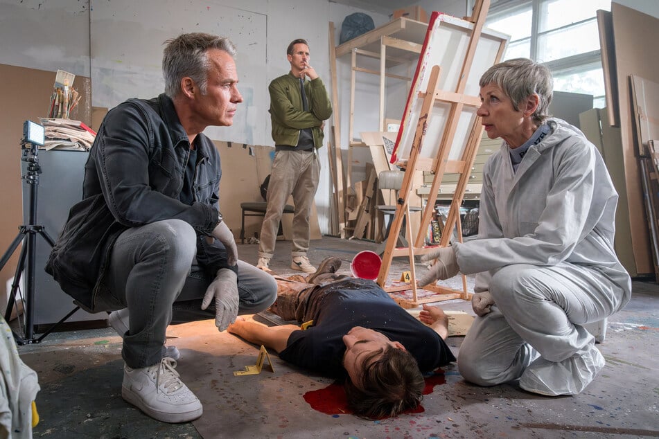 Künstler Maik Wuttke liegt tot in seinem Atelier.