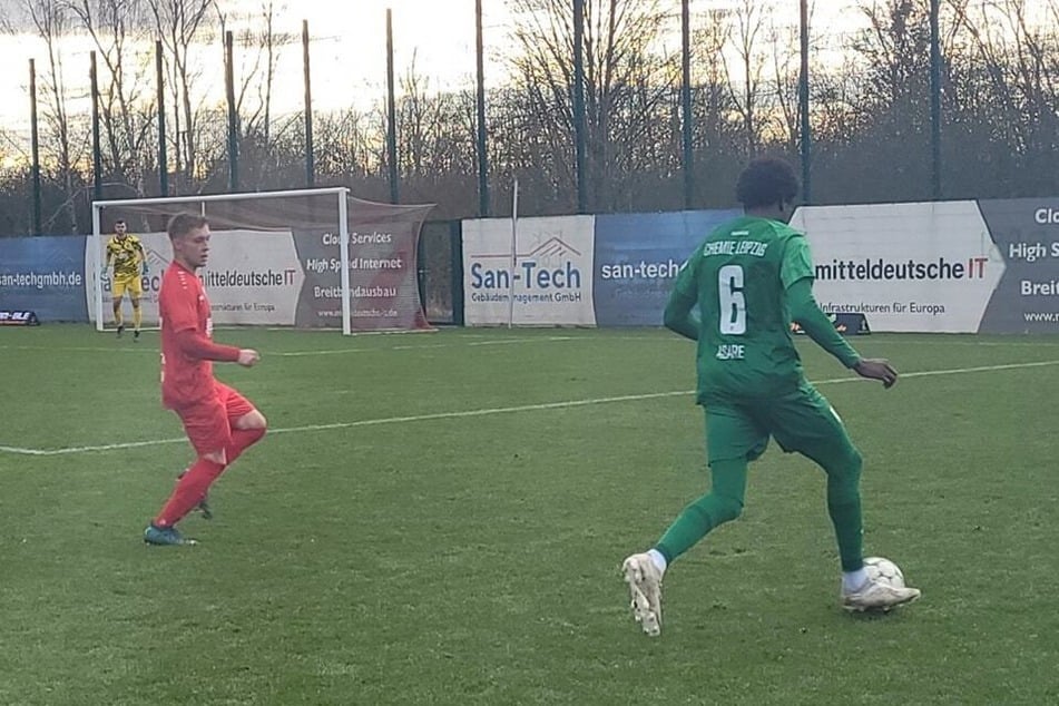 Terry Asare (r.) beim Angriff über den rechten Flügel.