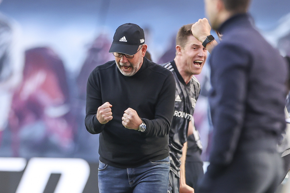 Trainer Urs Fischer (56) und der 1. FC Union Berlin dürfen sich über den ersten Platz in der Bundesliga-Formtabelle freuen.