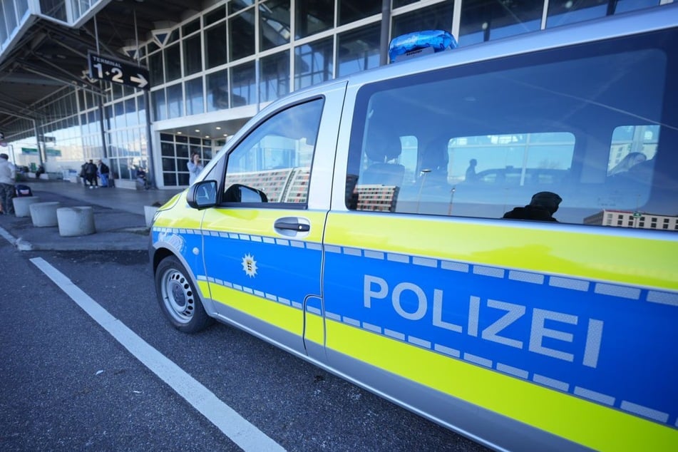 Die Bundespolizei sperrte einen Flughafenbereich ab.