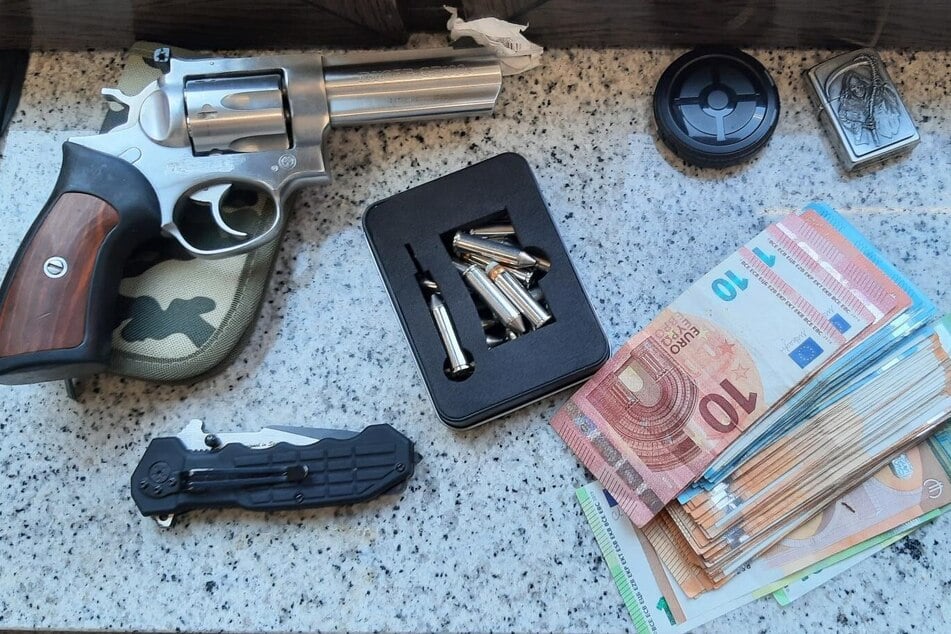 Waffe, Messer, Armbrustpfeile und massig Bargeld: Mann an Bahnhof festgenommen