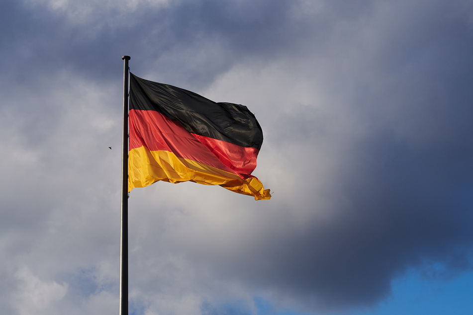 Die Deutschland-Flagge vor dem Reichstag in Berlin.