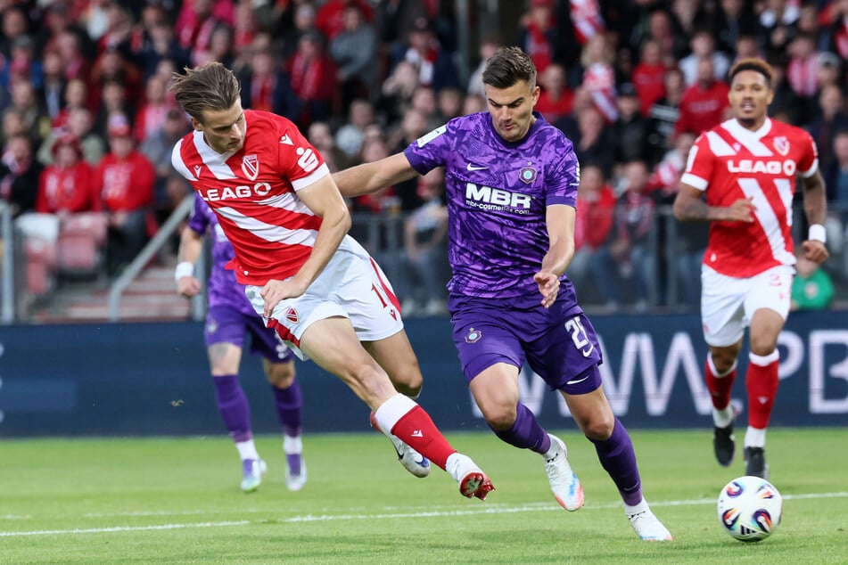 Die Szene zum 1:0: Cottbus' Hannemann zieht ab, Aues Zobel schaut nur hinterher.