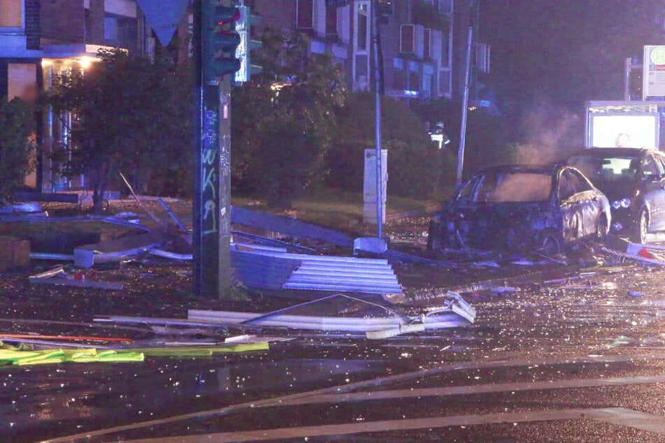 Überall auf der Lichtstraße lagen nach der mutmaßlichen Explosion und dem anschließenden Brand Trümmerteile.