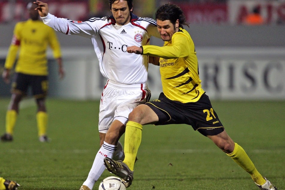Als Spieler lief Fiél einst für Aachen in der Bundesliga auf, hier im Duell mit Bayerns Roque Santa Cruz. (Archivbild)