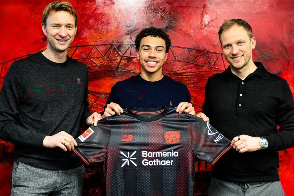 Freuen sich über den Deal (v.l.n.r.): Bayer-Sportchef Simon Rolfes (44), Youngster Montrell Culbreath (18) und Kim Falkenberg (37), Technischer Direktor bei der Werkself.