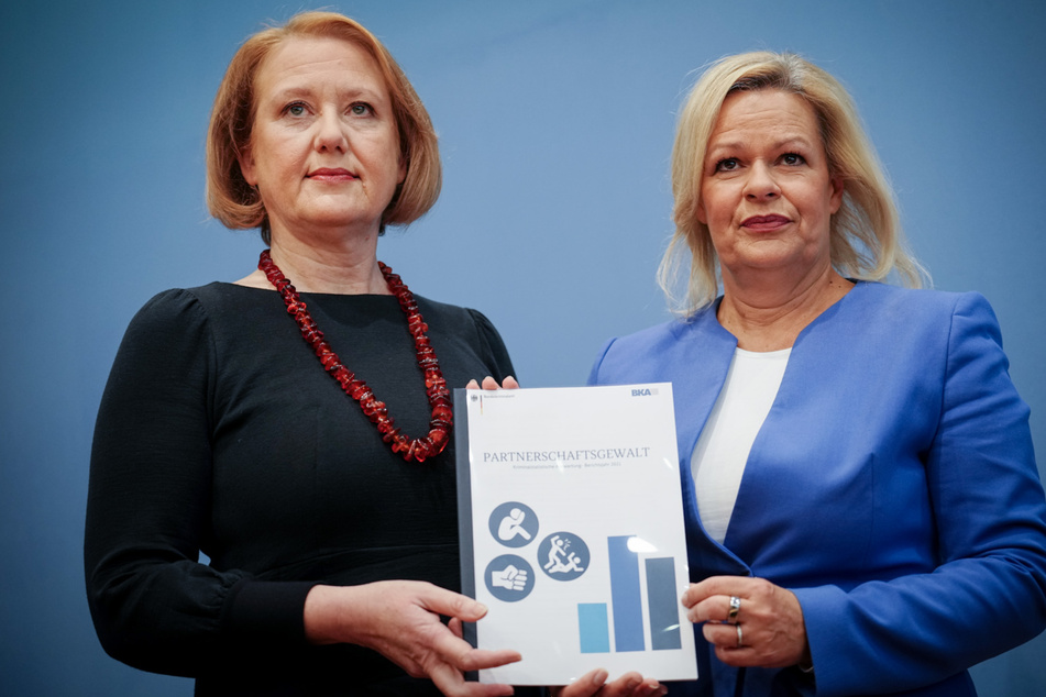 Innenministerin Nancy Faeser (52, SPD, r.) und Familienministerin Lisa Paus (54, Grüne) stellten am heutigen Donnerstag gemeinsam die Kriminalstatistik für das Jahr 2021 vor.