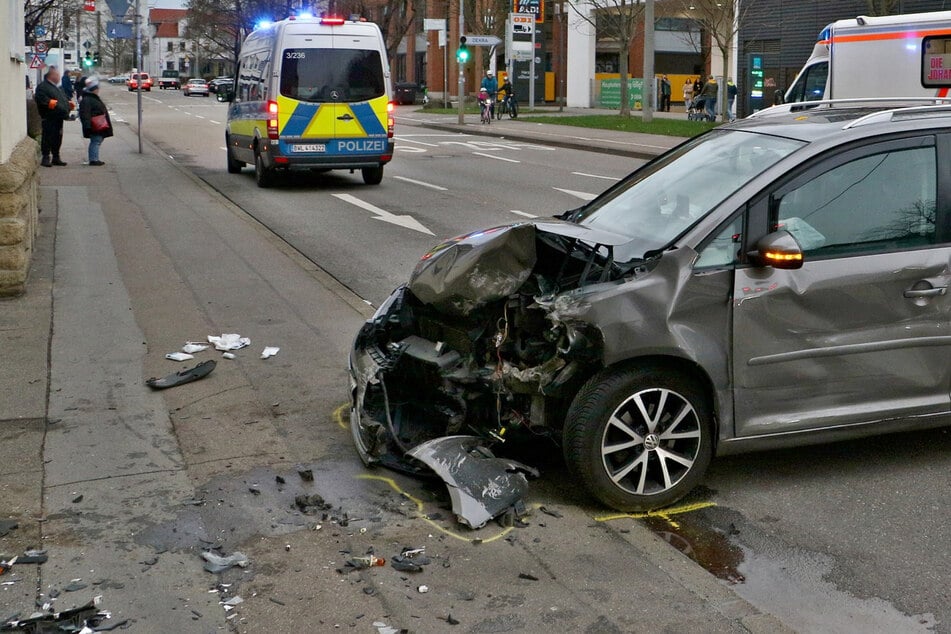 VW-Fahrerin kracht gegen Hauswand: Kind (8) schwer verletzt