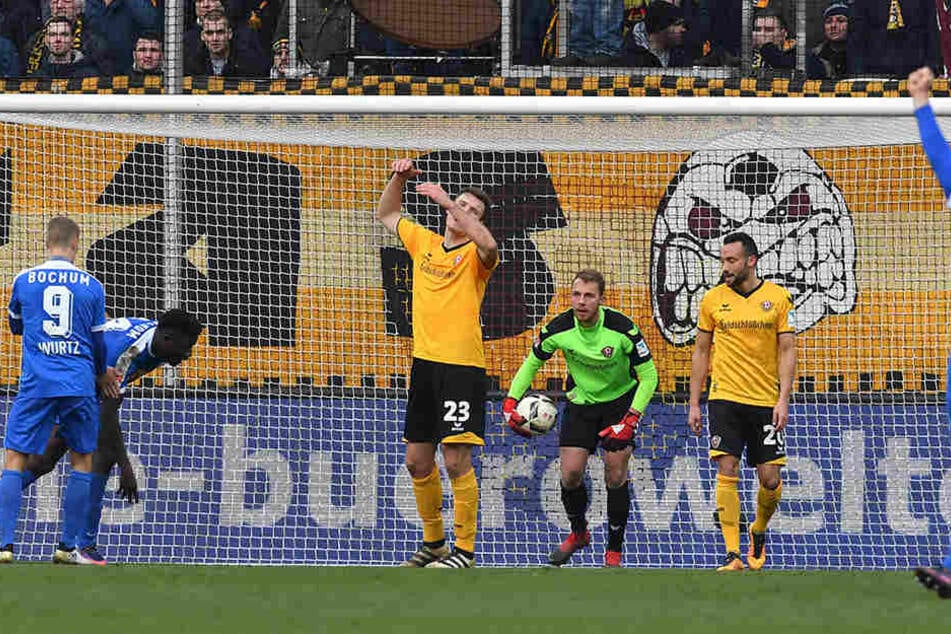 Im November 2016 trifft Mlapa (2.v.l.) im Bochumer Dress zum 2:2 gegen die SG Dynamo und dreht zum Jubeln ab.