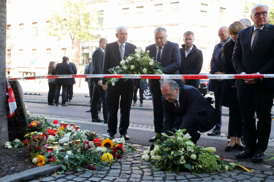 Frank-Walter Steinmeier besuchte den Tatort in Halle.