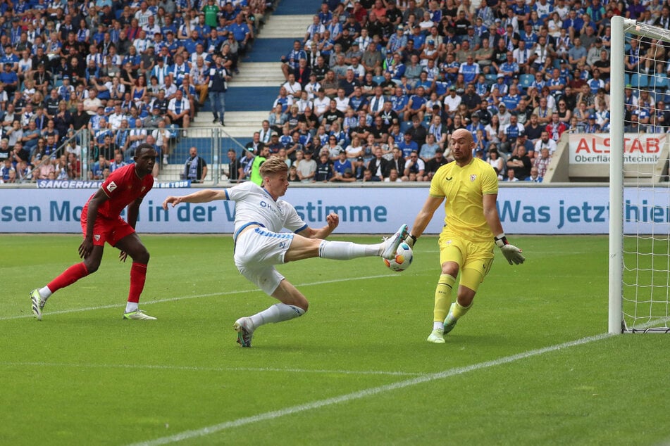 Trotz spitzem Winkel traf Luca Schuler den Ball für den 1. FC Magdeburg goldrichtig und netzte zum 1:0.