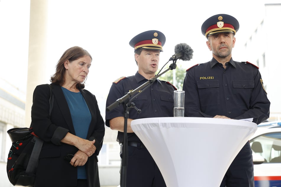 Gerald Ortner (51, l.), Landespolizeidirektor der Steiermark, äußerte sich auf einer Pressekonferenz zum Tatgeschehen.