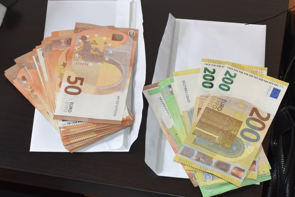 Bei den Razzien entdeckten die Einsatzkräfte unter anderem hohe Summen Bargeld.