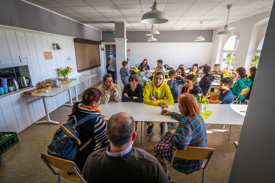 Diskussionen um die Zukunft der Ukraine im Speiseraum der Jugendherberge im Chemnitzer im Ortsteil Gablenz. Hier wurden vorläufig Flüchtlinge untergebracht.