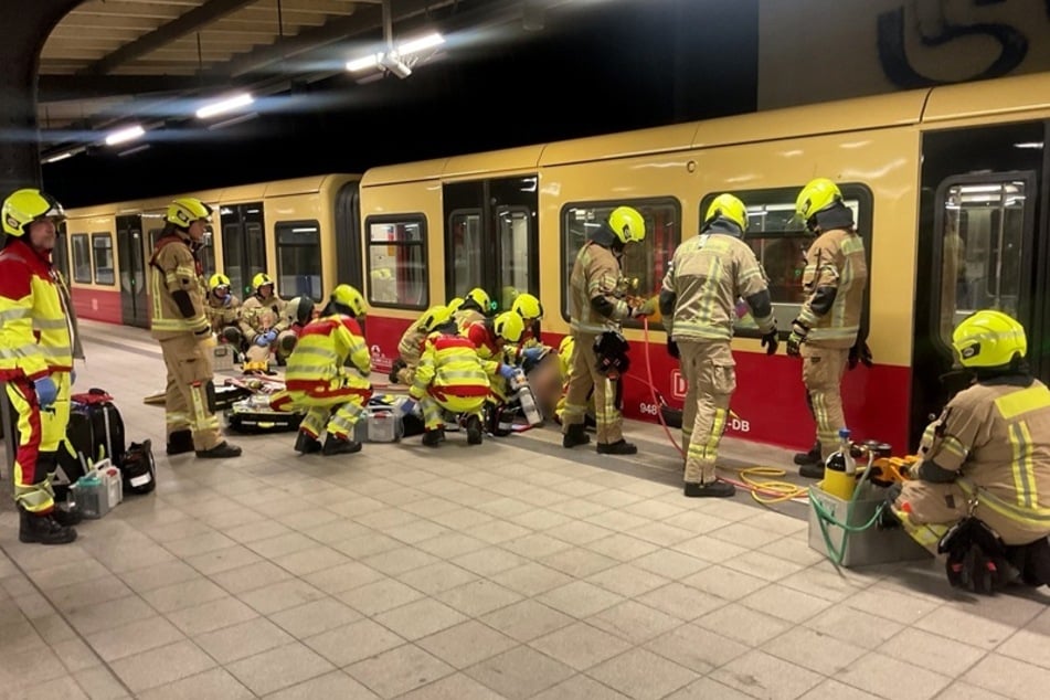 Die Berliner Feuerwehr musste eine zwischen Bahnsteig und S-Bahn geratene Person auf dem Bahnhof Westkreuz befreien.