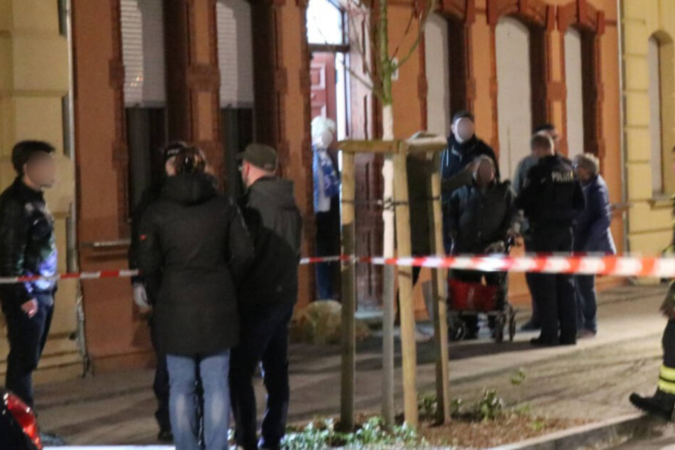 Menschen mussten ihre Wohnungen verlassen und in Sicherheit gebracht werden.