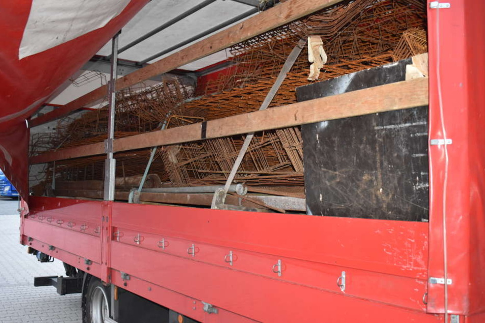 Um 79 Prozent überladen war der rote Lkw, der von der Polizei somit zurecht kontrolliert wurde.