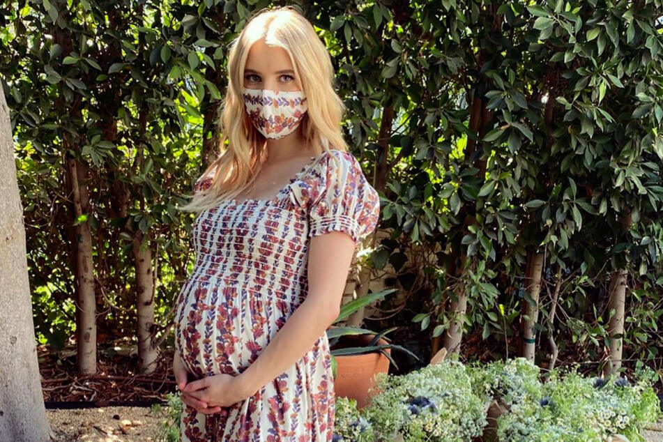 Ganz vorbildlich feierte Emma Roberts (29) ihre Babyparty mit Maske.