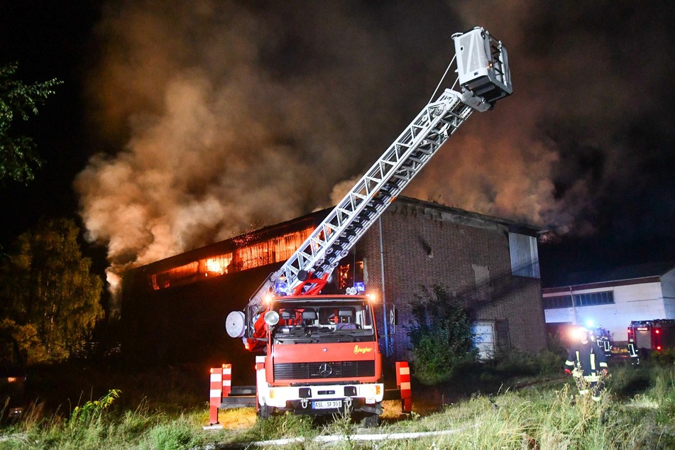 Trotz massiver Löschversuche konnte die Halle nicht mehr gerettet werden.