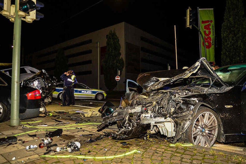 Der schwarze BMW (re.) ist komplett zerstört.
