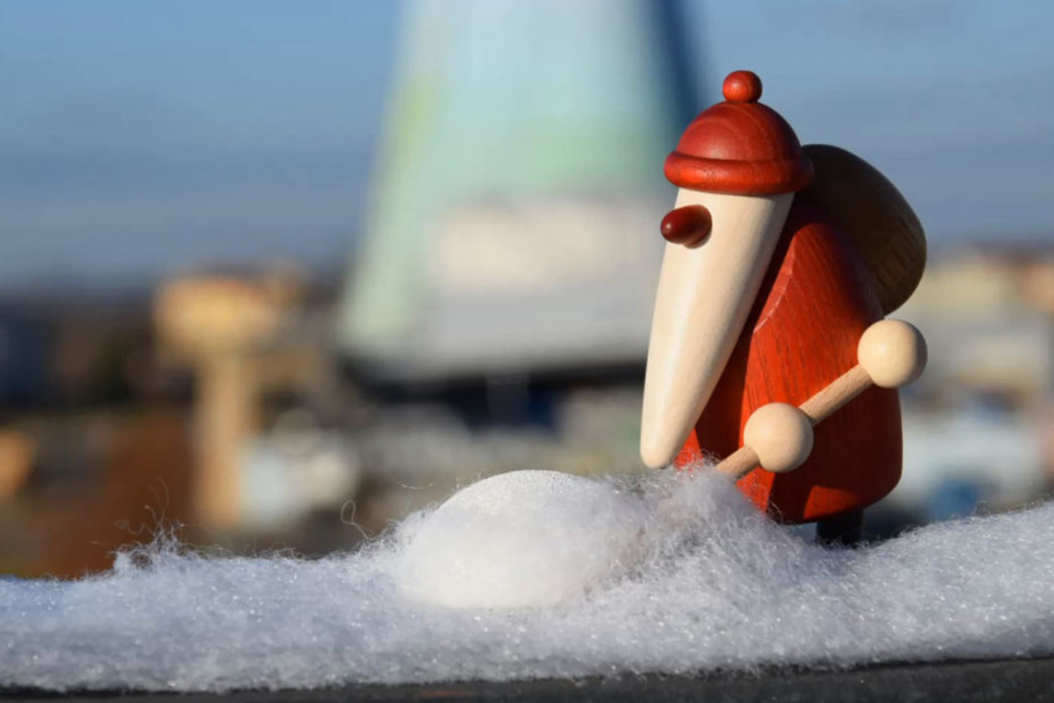 Erkennst Du, wo der Weihnachtsmann Schnee schippt? Jetzt mitmachen und eine Figur gewinnen!