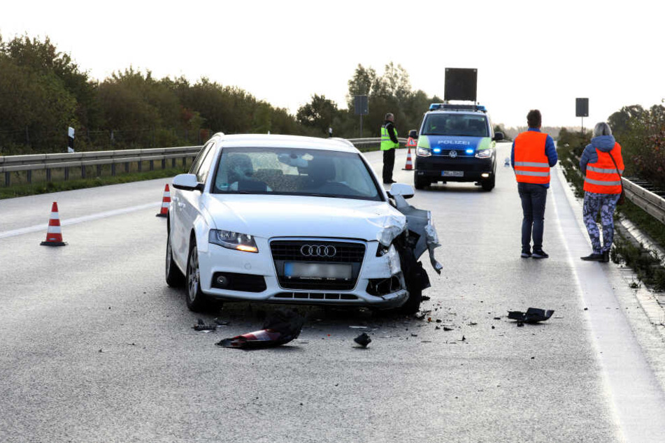 Ein beschädigtes Auto steht nach einem Auffahrunfall auf der Autobahn A20 bei Tessin.