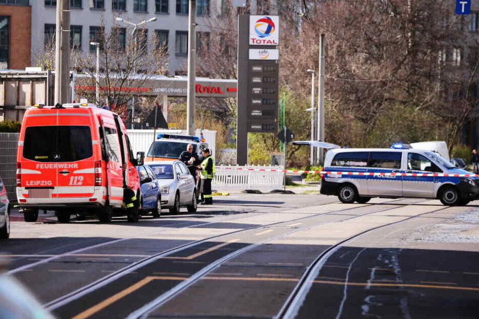 Polizei und Rettungskräfte sperrten am Freitag die Kohlgartenstraße in Leipzig ab.