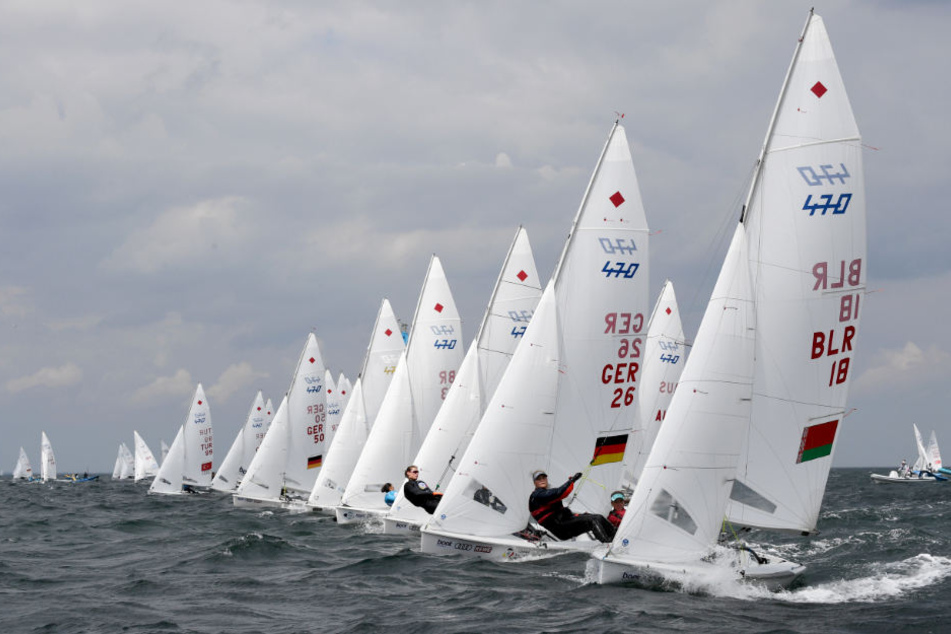 Segler der 470er-Klasse sind bei einer Wettfahrt im Rahmen der Kieler Woche auf der Förde vor Schilksee auf Kurs.