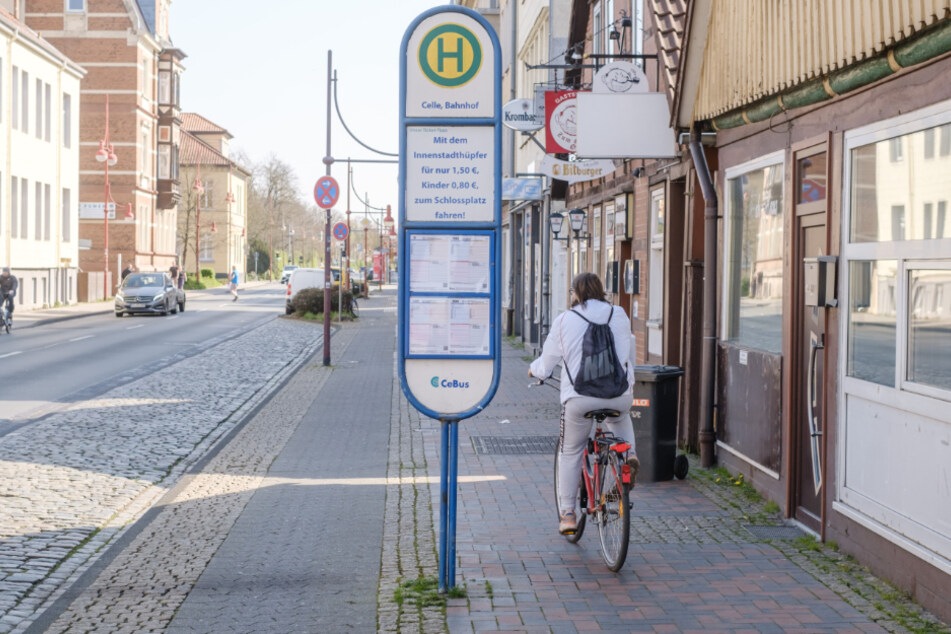 In Höhe der Bushaltestelle in der Bahnhofstraße in Celle wurde der 15-Jährige niedergestochen. (Archivbild)