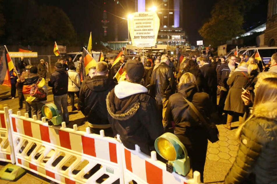Sie sind wieder da: "Merkel muss weg"-Aktivisten sind zurück!