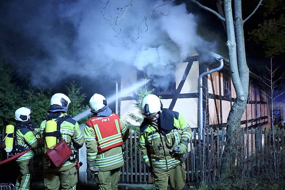 Die Feuerwehr schaffte es noch rechtzeitig, das kleine Fachwerkhaus zu retten.