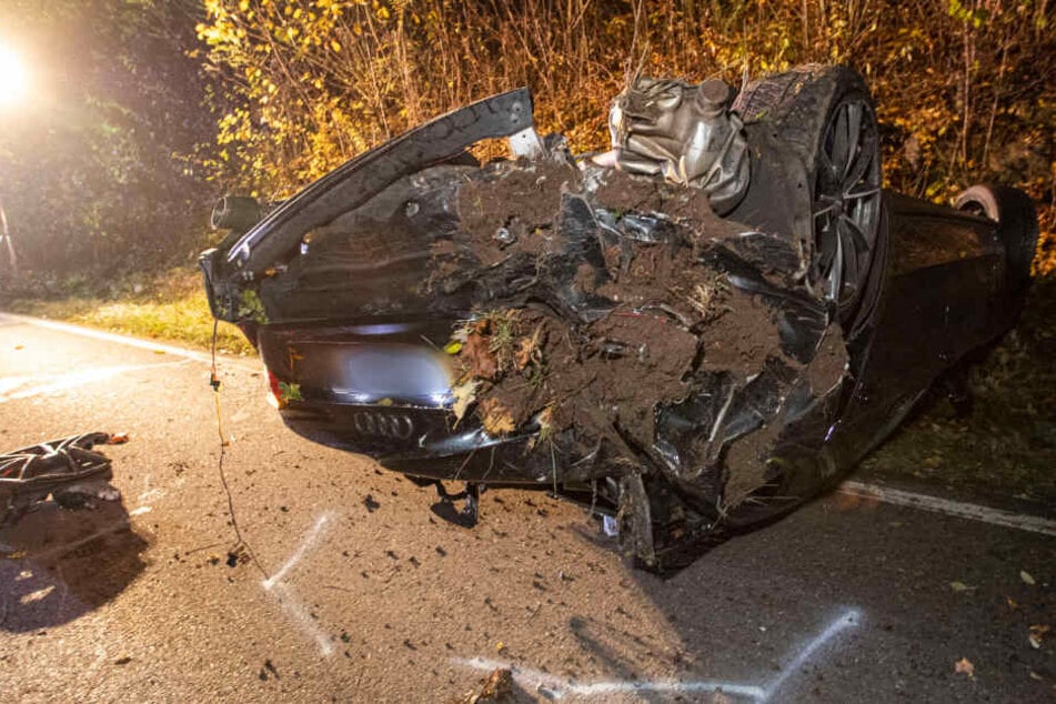 Ein Blick auf den völlig verdreckten Audi, nachdem der Fahrer mit seinem Wagen durch die Böschung schanzte.