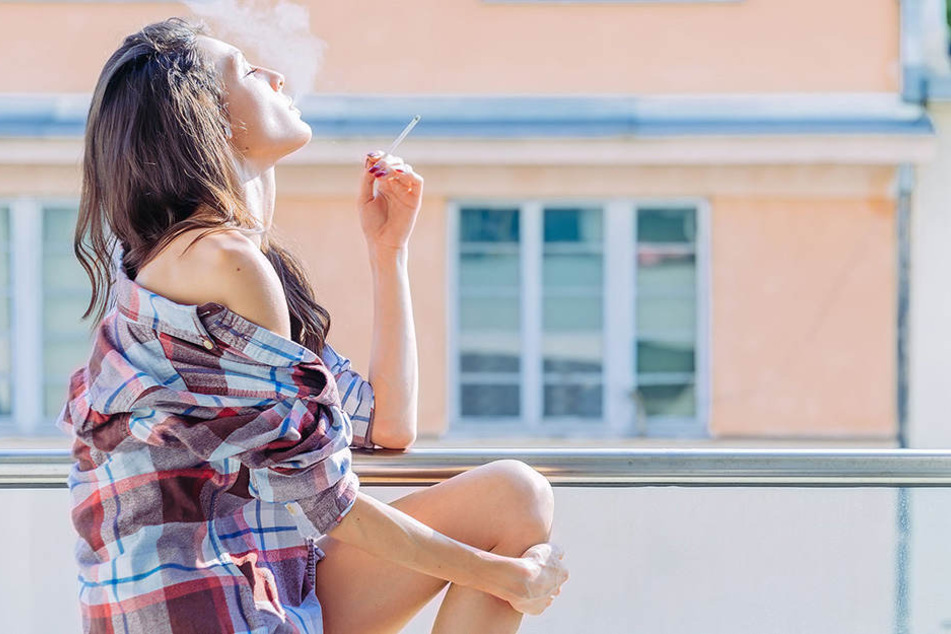 Experten sind sich sicher: Auch auf dem Balkon zu rauchen, gefährdet die eigenen Kinder.