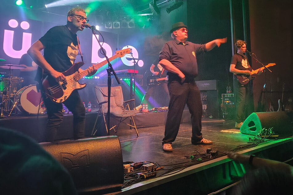 Kapelle Petra begeistern mit Wehmut und Witz im Columbia-Theater Berlin