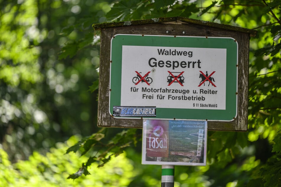Beschilderungen informieren zusätzlich darüber, was zu beachten ist.