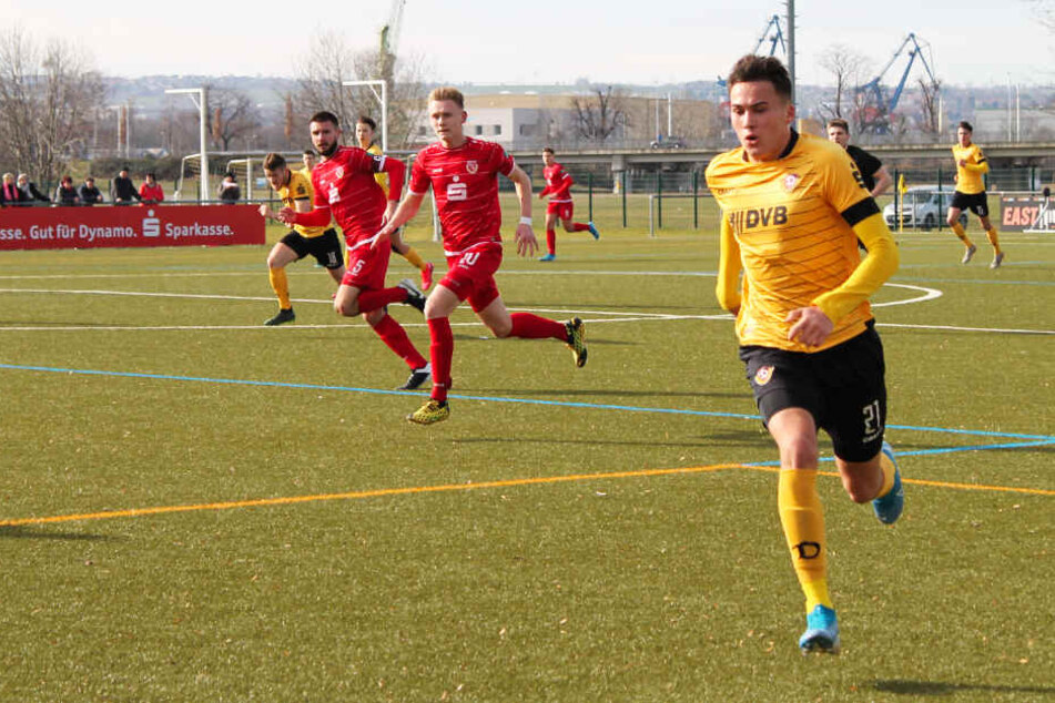 Dynamo-Stürmer Simon Gollnack (r.) blieb gegen Cottbus torlos.