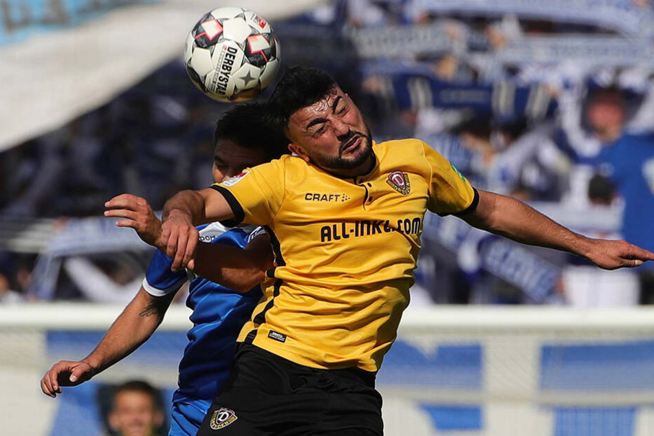 Aias Aosman (vorn) im Derby-Hinspiel beim 1. FC Magdeburg im Kopfballduell mit Aleksandar Ignjovski.