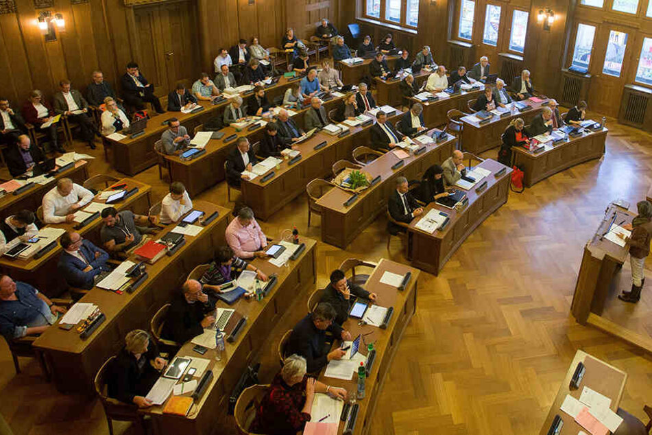 Der Chemnitzer Stadtrat: Viele Politiker sind sauer, weil die Verwaltung neuerdings ihre Fragen nicht mehr beantwortet.