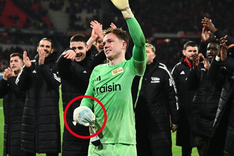 Matheo Raab (27, vorn) winkt nach Spielschluss mit dick bandagierter Hand ins Publikum.