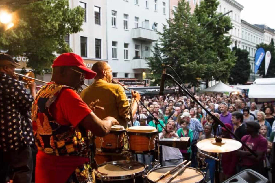 Dicht an dicht stehen Besucher vor einer der vier Bühnen beim beliebten Bergmannstraßenfest.