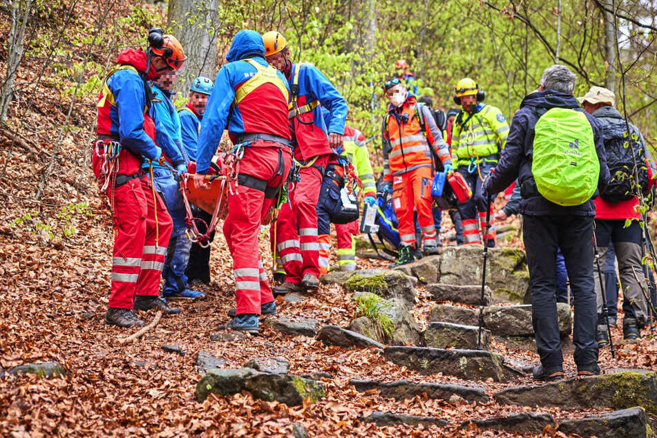 Mithilfe einer Korbtrage wurde der junge Mann zum Rettungswagen gebracht.