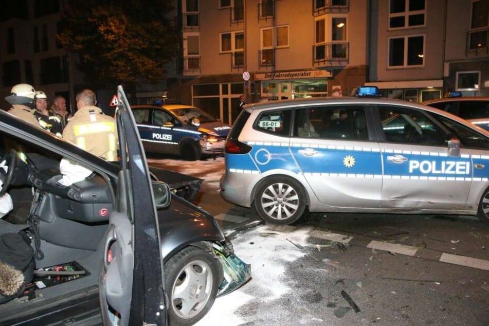 Gefährlicher Zusammenprall: Der Fluchtfahrer rammte ein Polizeiauto.